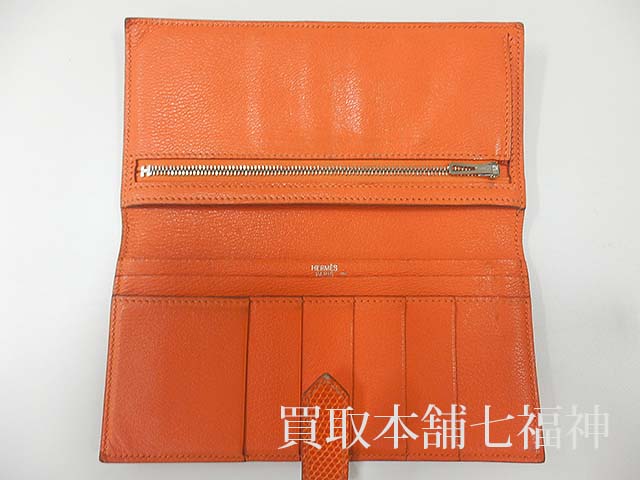 開いたエルメスの財布ベアン