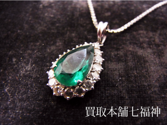 エメラルドとメレダイヤが付いているプラチナネックレス