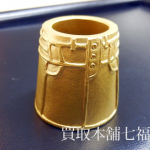 純金でできた手のひらサイズのスカート