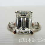 エメラルドカットダイヤリング