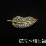 メレダイヤ付きのK18ブローチ