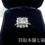 プリンセスカットのダイヤモンドが付いたプラチナリング