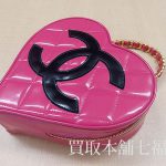 シャネルのマトラッセハートバニティ エナメルハンドバッグ