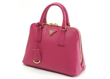 プラダのピンクのバッグ