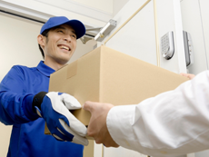 荷物を受け取る配達員