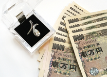 お札と箱に入った宝飾品