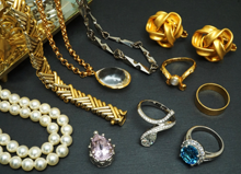 たくさんの貴金属と宝飾品